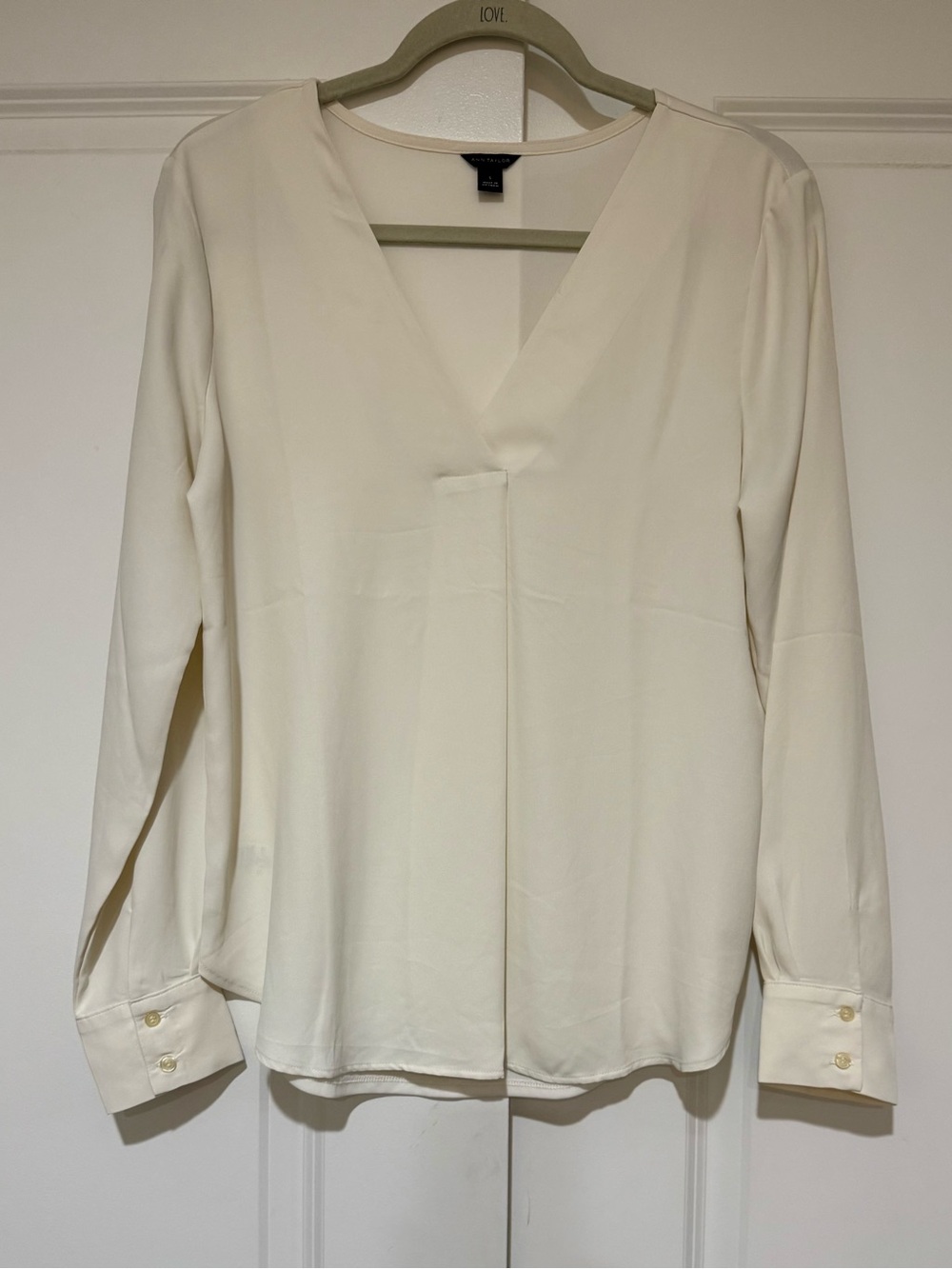 Ann Taylor NWOT Cream V-Neck Long Sleeve Blouse